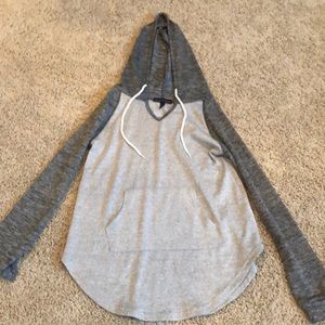 grey hooded shirt